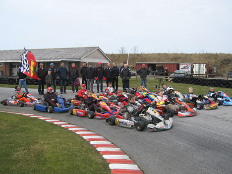 Opstilling af alle deltagende gokarter og Gokartkørere ved den officielle åbning af gokartsæsonen 2010 på Skærbæk Gokart Center.